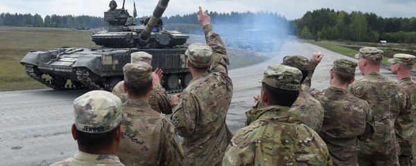 US soldiers welcome the crew of an Ukrainian tank type 'T-64BM' prior the friendship shooting of several nations during the exercise 'Strong Europe Tank Challenge 2017' at the exercise area in Grafenwoehr, near Eschenbach, southern Germany, on May 12, 2017 - Sputnik International