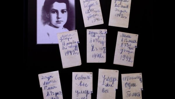 The diary of Tanya Savicheva at the museum in the Piskaryovo Memorial Cemetery where about 500,000 victims of the siege of Leningrad and soldiers of the Leningrad Front are buried - Sputnik International