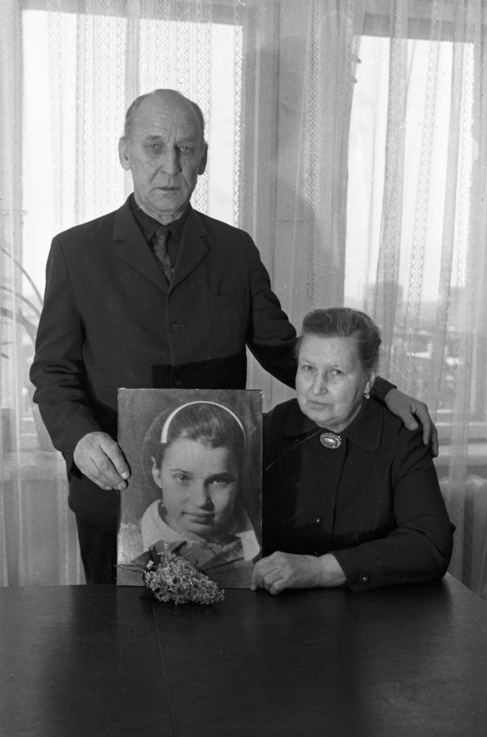 One of the few remaining photos of Tania Savicheva (1933-1944) held by Tania's survivors -sister Nina Savicheva (right) and brother Mikhail (left). During the Great Patriotic war (1941-1945) Tania Savicheva kept a diary about the life in besieged Leningrad. The diary was subsequently used as an indictment of fascism at the Nuremberg process in 1945 One of the few remaining photos of Tania Savicheva (1933-1944) held by Tania's survivors -sister Nina Savicheva (right) and brother Mikhail (left). During the Great Patriotic war (1941-1945) Tania Savicheva kept a diary about the life in besieged Leningrad. The diary was subsequently used as an indictment of fascism at the Nuremberg process in 1945 - Sputnik International, 1920, 22.01.2023