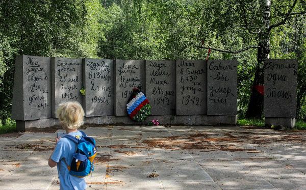 Part of the 'Flower of Life' memorial complex dedicated to children of the Leningrad Siege, showing stone tablets representing pages from Tanya Savicheva's diary. Near St. Petersburg Part of the 'Flower of Life' memorial complex dedicated to children of the Leningrad Siege, showing stone tablets representing pages from Tanya Savicheva's diary. Near St. Petersburg - Sputnik International