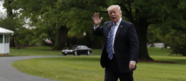 Trump waves as he walks into the White House in Washington Trump waves as he walks into the White House in Washington - Sputnik International