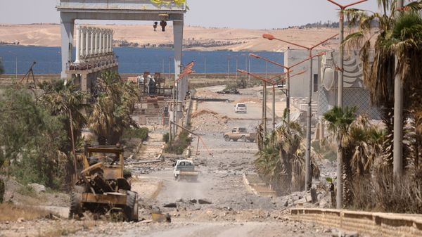 Vehicles drive near Tabqa Dam on the Euphrates River, in the town of Tabqa, after Syrian Democratic Forces (SDF) captured it from Islamic State militants this week, Syria May 12, 2017. Picture taken May 12, 2017 - Sputnik International