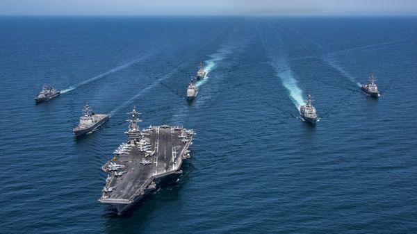 The Republic of Korea destroyers Sejong the Great and Yang Manchun, the Arleigh Burke-class guided-missile destroyers USS Wayne E. Meyer, USS Michael Murphy and USS Stethem, the Ticonderoga-class guided-missile cruiser USS Lake Champlain and the Nimitz-class aircraft carrier USS Carl Vinson transit the western Pacific Ocean on May 3, 2017. Picture taken on May 3, 2017 - Sputnik International