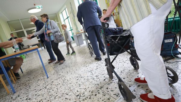 People cast their vote for the regional state elections of North Rhine-Westphalia, in Muehlheim an der Ruhr, May 14, 2017 - Sputnik International