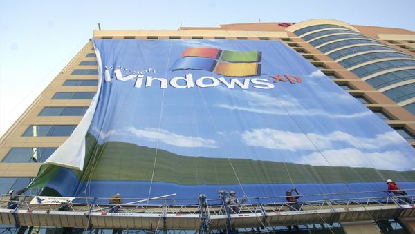 In this Nov. 8 2001 file photo, workers install a 10-story Windows XP banner on a hotel near the Las Vegas Convention Center in Las Vegas In this Nov. 8 2001 file photo, workers install a 10-story Windows XP banner on a hotel near the Las Vegas Convention Center in Las Vegas - Sputnik International