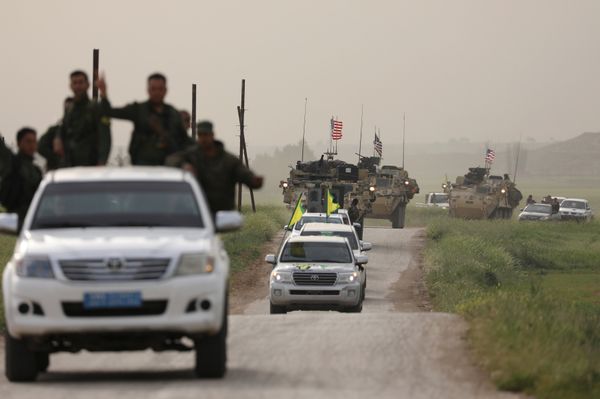 Kurdish fighters from the People's Protection Units (YPG) head a convoy of U.S military vehicles in the town of Darbasiya next to the Turkish border, Syria April 28, 2017 - Sputnik International