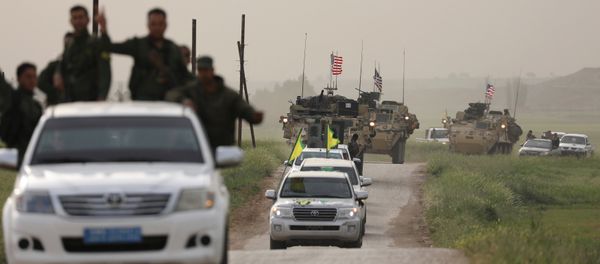 Kurdish fighters from the People's Protection Units (YPG) head a convoy of U.S military vehicles in the town of Darbasiya next to the Turkish border, Syria April 28, 2017 - Sputnik International