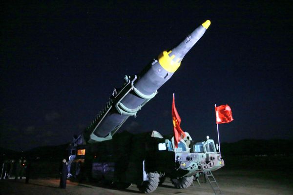 North Korean leader Kim Jong Un inspects the long-range strategic ballistic rocket Hwasong-12 (Mars-12) in this undated photo released by North Korea's Korean Central News Agency (KCNA) on May 15, 2017.  - Sputnik International