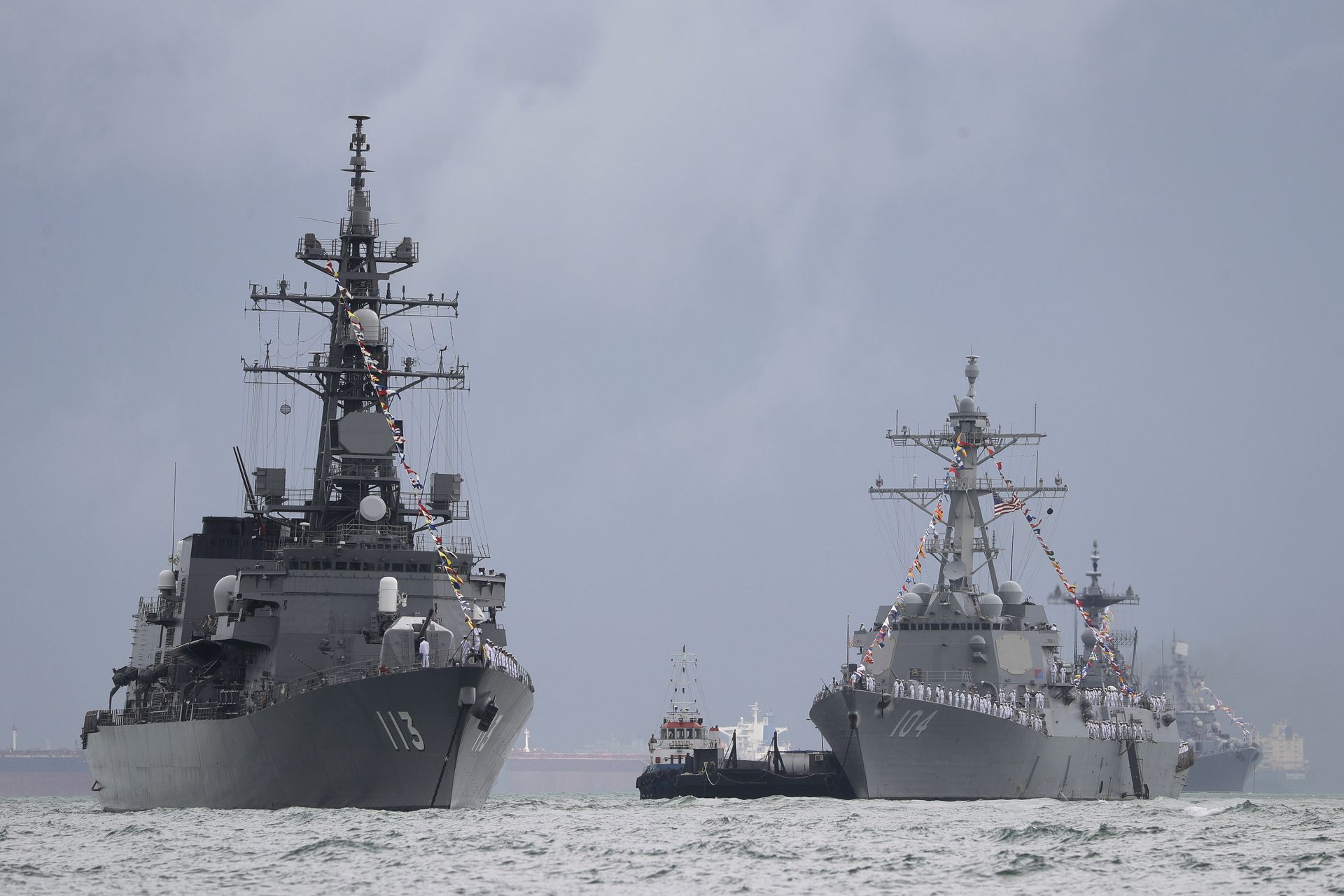Japan's destroyer JS Sazanami, left, the United State's Arleigh Burke-class guided missile destroyer USS Sterett, center, and South Korean destroyer ROKS Dae Jo Yeong, right rear. Japan's destroyer JS Sazanami, left, the United State's Arleigh Burke-class guided missile destroyer USS Sterett, center, and South Korean destroyer ROKS Dae Jo Yeong, right rear. - Sputnik International, 1920, 07.10.2022