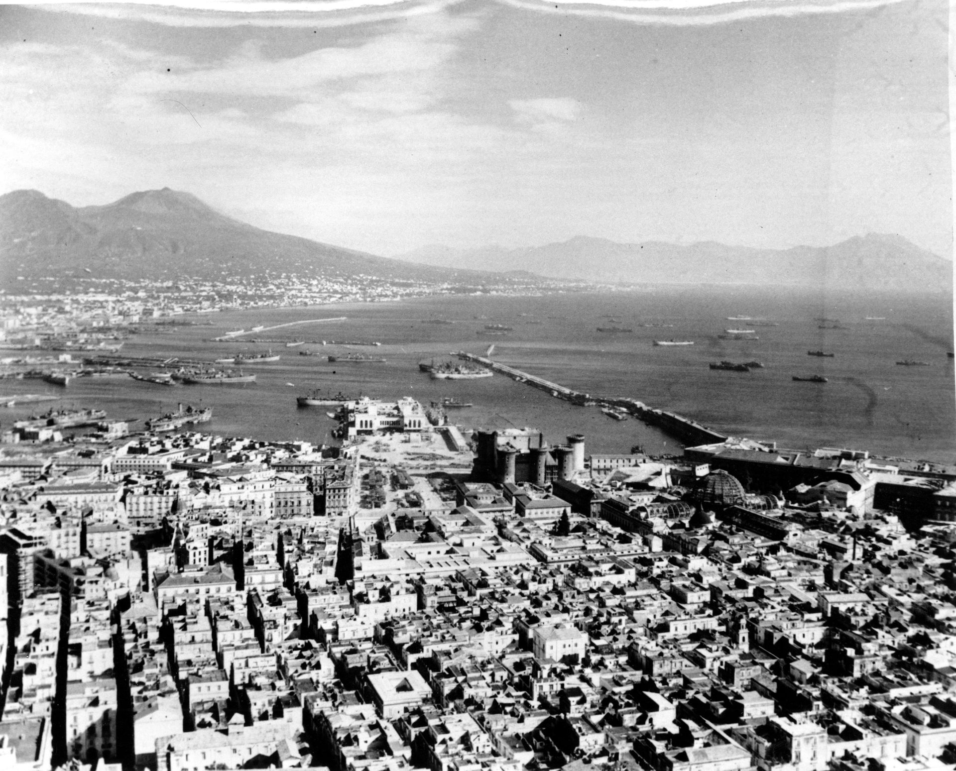 This photo of Naples during World War II shows Campi Flegrei ominously looming over the city to the northwest. - Sputnik International, 1920, 11.06.2023