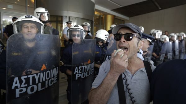 Protesters chant slogans in front of Riot police cordon outside a hotel where bailout inspectors were due to resume talks with the Greek government in Athens, on Monday, May 1, 2017. - Sputnik International