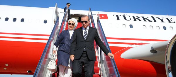 Turkish President Tayyip Erdogan, accompanied by his wife Emine Erdogan, disembarks from a plane upon his arrival in Washington, US May 15, 2017. Turkish President Tayyip Erdogan, accompanied by his wife Emine Erdogan, disembarks from a plane upon his arrival in Washington, US May 15, 2017. - Sputnik International