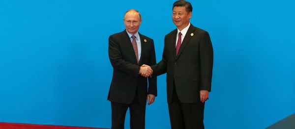 Chinese President Xi Jinping shake hands with Russian President Vladimir Putin as they attend the welcome ceremony at Yanqi Lake during the Belt and Road Forum, in Beijing, China, May 15, 2017. - Sputnik International