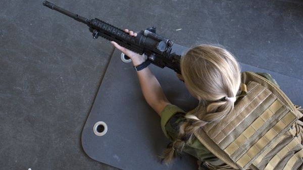 A female army recruit attends a base training at the armored battalion in Setermoen, northern Norway on August 11, 2016.  - Sputnik International