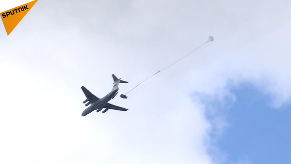 BMD-4M Combat Vehicles Descend From Il-76 Plane - Sputnik International