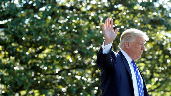 U.S. President Donald Trump waves as he walks on the South Lawn of the White House in Washington, U.S., before his departure to Groton, Connecticut, May 17, 2017. - Sputnik International