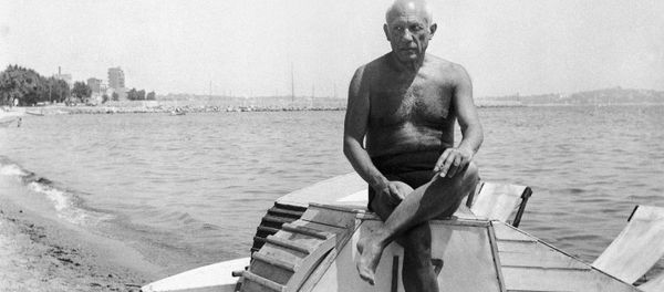 Pablo Picasso suns himself on a boat on the beach at Golfe Juan in Vallauris on the French Riviera on March 10, 1948. - Sputnik International