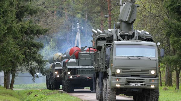 A Pantsir-S surface-to-air missile and anti-aircraft artillery weapon system and a S-400 Triumf anti-aircraft weapon system during the combat duty drills of the surface to air-misile regiment in the Moscow Region. A Pantsir-S surface-to-air missile and anti-aircraft artillery weapon system and a S-400 Triumf anti-aircraft weapon system during the combat duty drills of the surface to air-misile regiment in the Moscow Region. - Sputnik International