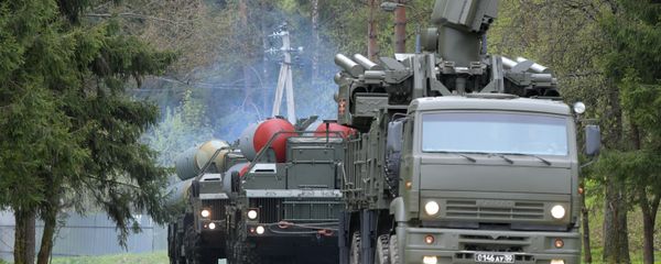 A Pantsir-S surface-to-air missile and anti-aircraft artillery weapon system and a S-400 Triumf anti-aircraft weapon system during the combat duty drills of the surface to air-misile regiment in the Moscow Region. A Pantsir-S surface-to-air missile and anti-aircraft artillery weapon system and a S-400 Triumf anti-aircraft weapon system during the combat duty drills of the surface to air-misile regiment in the Moscow Region. - Sputnik International