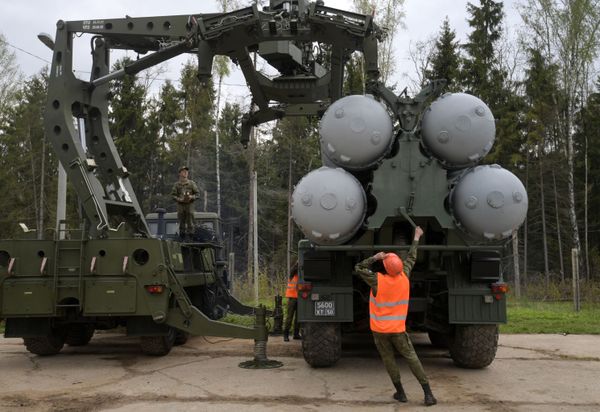 Recharging an S-400 Triumf anti-aircraft weapon system during the combat duty drills of the surface to air-misile regiment in the Moscow Region. - Sputnik International