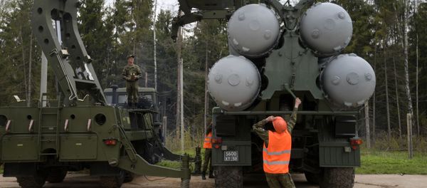 Recharging an S-400 Triumf anti-aircraft weapon system during the combat duty drills of the surface to air-misile regiment in the Moscow Region. - Sputnik International