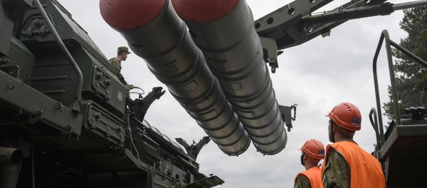 Recharging an S-400 Triumf anti-aircraft weapon system during the combat duty drills of the surface to air-misile regiment in the Moscow Region. Recharging an S-400 Triumf anti-aircraft weapon system during the combat duty drills of the surface to air-misile regiment in the Moscow Region. - Sputnik International
