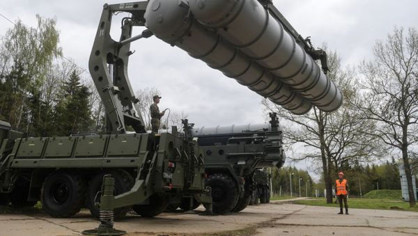 Recharging an S-400 Triumf anti-aircraft weapon system during the combat duty drills of the surface to air-misile regiment in the Moscow Region. Recharging an S-400 Triumf anti-aircraft weapon system during the combat duty drills of the surface to air-misile regiment in the Moscow Region. - Sputnik International