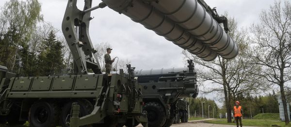 Recharging an S-400 Triumf anti-aircraft weapon system during the combat duty drills of the surface to air-misile regiment in the Moscow Region. - Sputnik International