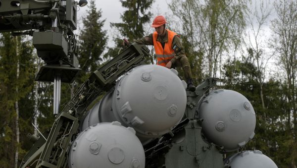 Recharging an S-400 Triumf anti-aircraft weapon system during the combat duty drills of the surface to air-misile regiment in the Moscow Region. - Sputnik International