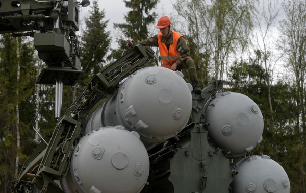 Recharging an S-400 Triumf anti-aircraft weapon system during the combat duty drills of the surface to air-misile regiment in the Moscow Region. - Sputnik International