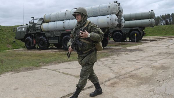 Personnel near an S-400 Triumf anti-aircraft weapon system during the combat duty drills of the surface to air-misile regiment in the Moscow Region. Personnel near an S-400 Triumf anti-aircraft weapon system during the combat duty drills of the surface to air-misile regiment in the Moscow Region. - Sputnik International