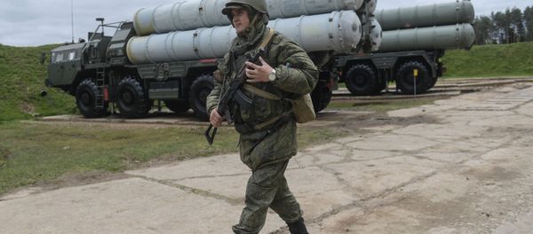 Personnel near an S-400 Triumf anti-aircraft weapon system during the combat duty drills of the surface to air-misile regiment in the Moscow Region. - Sputnik International