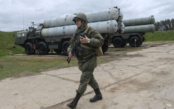 Personnel near an S-400 Triumf anti-aircraft weapon system during the combat duty drills of the surface to air-misile regiment in the Moscow Region. - Sputnik International