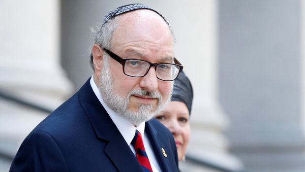 Jonathan Pollard, a former U.S. Navy intelligence officer convicted of spying for Israel, exits following a hearing at the Manhattan Federal Courthouse in New York City, US, May 17, 2017. - Sputnik International