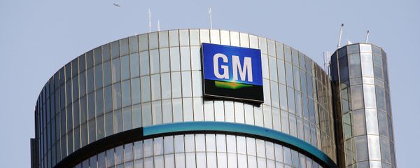 The General Motors logo on the world headquarters building in Detroit, Michigan. - Sputnik International