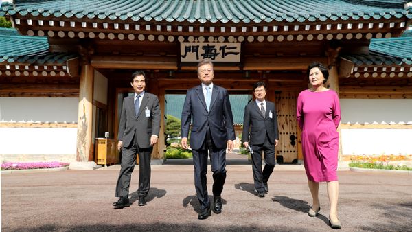 South Korean President Moon Jae-in leaves his residence as the First Lady Kim Jung-sook looks on at the Presidential Blue House in Seoul, South Korea, May 15, 2017. South Korean President Moon Jae-in leaves his residence as the First Lady Kim Jung-sook looks on at the Presidential Blue House in Seoul, South Korea, May 15, 2017. - Sputnik International