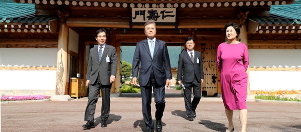 South Korean President Moon Jae-in leaves his residence as the First Lady Kim Jung-sook looks on at the Presidential Blue House in Seoul, South Korea, May 15, 2017. - Sputnik International