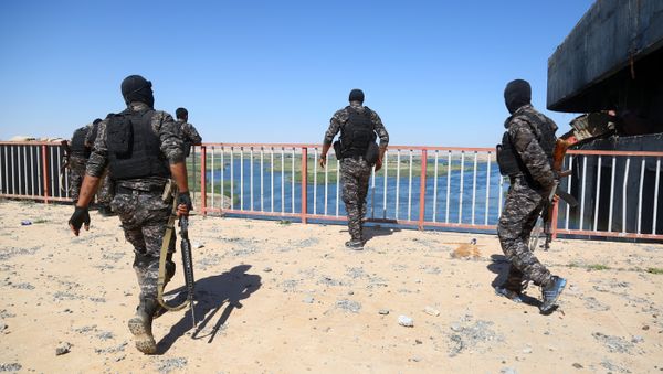 Special forces from the US-backed Syrian Democratic Forces (SDF), made up of an alliance of Arab and Kurdish fighters, inspect the Tabqa dam, on May 12, 2017, after it had been recaptured earlier this week along with the adjacent city. Special forces from the US-backed Syrian Democratic Forces (SDF), made up of an alliance of Arab and Kurdish fighters, inspect the Tabqa dam, on May 12, 2017, after it had been recaptured earlier this week along with the adjacent city. - Sputnik International