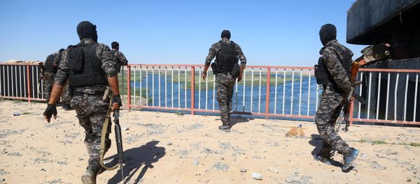 Special forces from the US-backed Syrian Democratic Forces (SDF), made up of an alliance of Arab and Kurdish fighters, inspect the Tabqa dam, on May 12, 2017, after it had been recaptured earlier this week along with the adjacent city. - Sputnik International