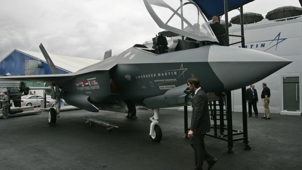 People wander around a life-size model of US planemaker Lockheed Martin's F-35 Lightning II 5th generation fighter plane during the Farnborough aerospace show, in Farnborough, England - Sputnik International