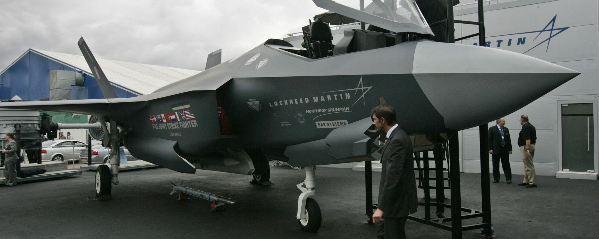 People wander around a life-size model of US planemaker Lockheed Martin's F-35 Lightning II 5th generation fighter plane during the Farnborough aerospace show, in Farnborough, England People wander around a life-size model of US planemaker Lockheed Martin's F-35 Lightning II 5th generation fighter plane during the Farnborough aerospace show, in Farnborough, England - Sputnik International, 1920, 15.09.2023