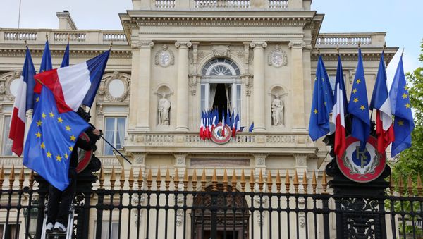 A worker arranges European flags alongside French national flags on the railings outside the Ministry of Foreign Affairs in Paris (File) - Sputnik International