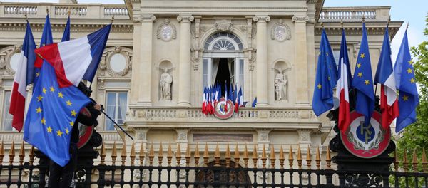 A worker arranges European flags alongside French national flags on the railings outside the Ministry of Foreign Affairs in Paris (File) - Sputnik International