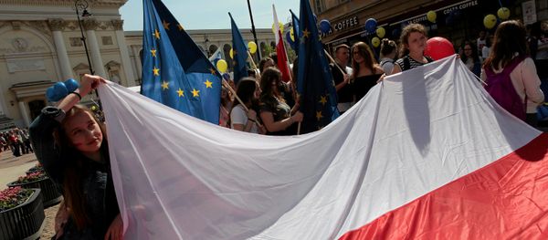 People hold European Union and Polish flags during the annual EU parade in Warsaw, Poland May 6, 2017 - Sputnik International