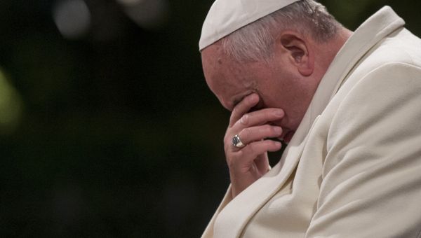 Pope Francis bows his heads and closes his eyes during the Via Crucis (Way of the Cross) torchlight procession in Rome, Friday, April 18, 2014 - Sputnik International