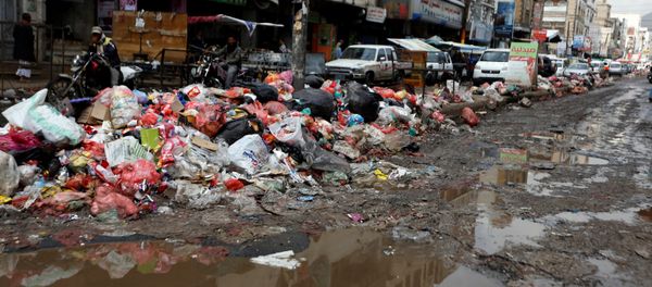 Rubbish bags pile up on a street during a strike by garbage collectors demanding delayed salaries in Sanaa, Yemen May 8, 2017 - Sputnik International
