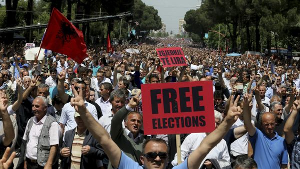 Supporters of Albania's main opposition take part in a protest demanding a caretaker cabinet to take the country to the June 18 parliamentary election, on Saturday, May 13, 2017 - Sputnik International