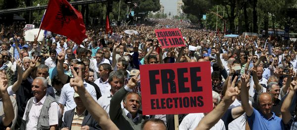Supporters of Albania's main opposition take part in a protest demanding a caretaker cabinet to take the country to the June 18 parliamentary election, on Saturday, May 13, 2017 - Sputnik International