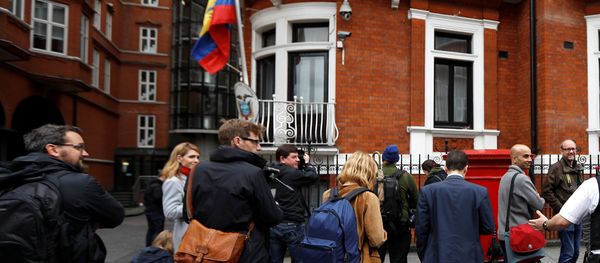 Journalists are seen outside the Ecuadorian embassy in London where WikiLeaks founder Julian Assange is taking refuge, London, Britain, May 19, 2017 - Sputnik International