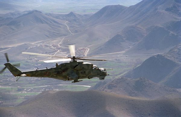 A Mi-24 helicopter on a mission in the vicinity of the Kabul-Herat road - Sputnik International